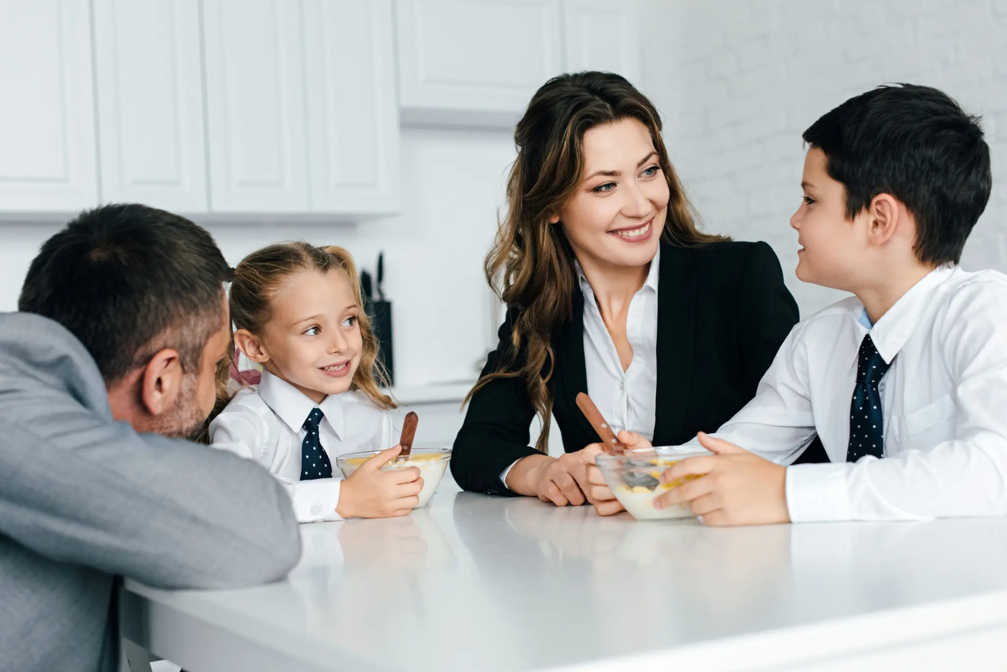 Avocate accompagnant une famille