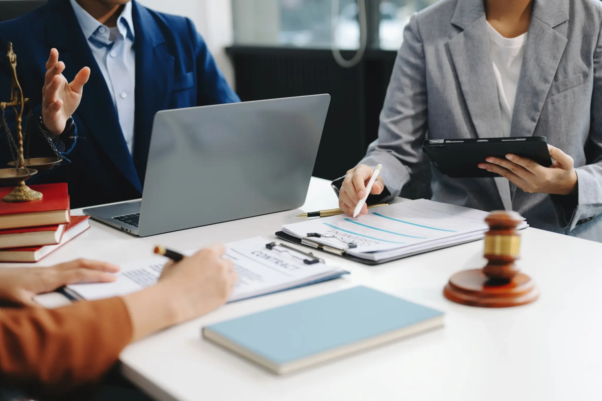 Avocats travaillant sur un dossier