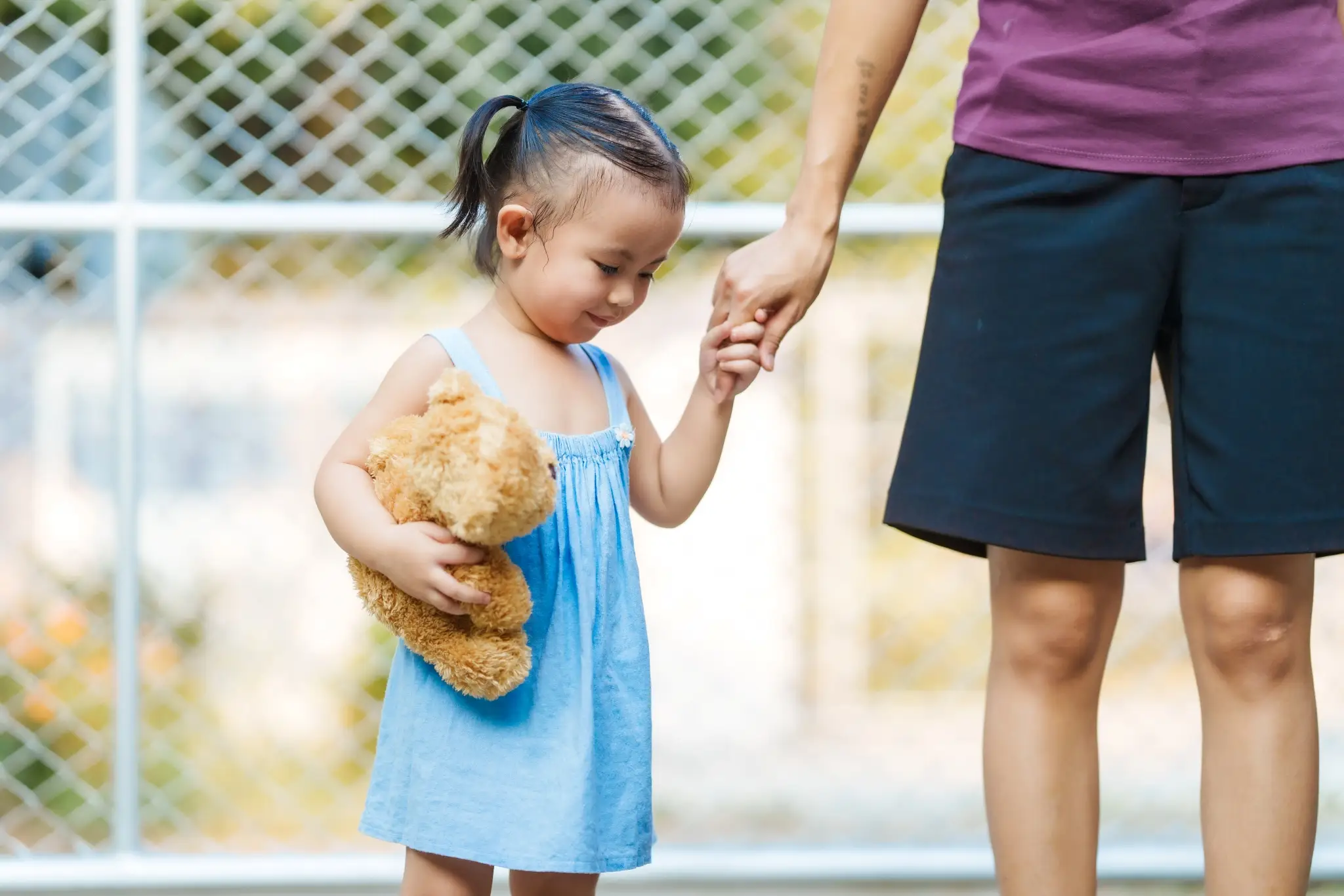Enfant tenant la main d’un adulte