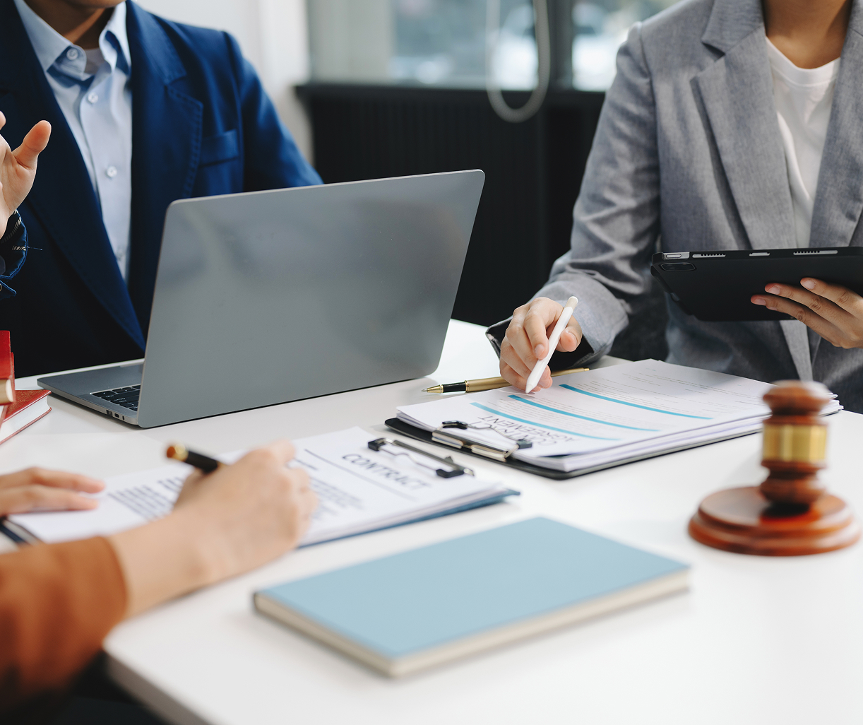 Avocats travaillant sur un dossier